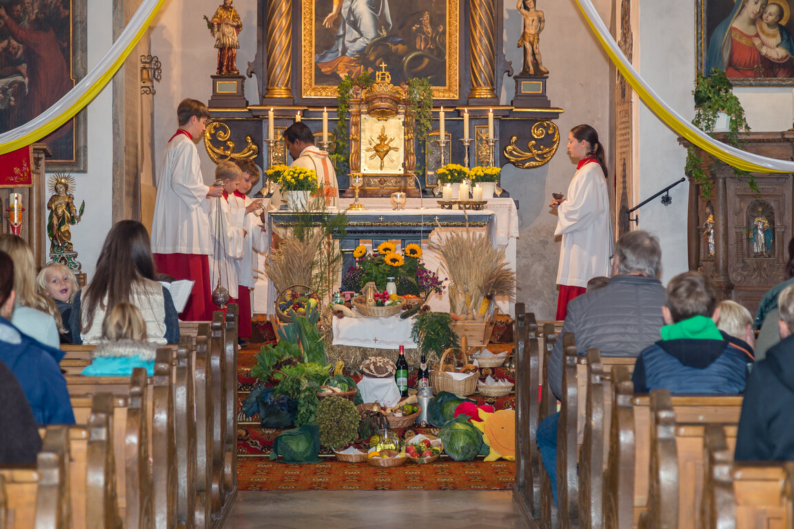 Image: _JA 24180 Erntedank in Hohenried, Kirche, Messe.jpg